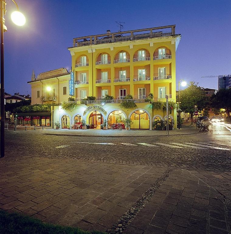 Hotel Vittorio Desenzano del Garda Exterior photo